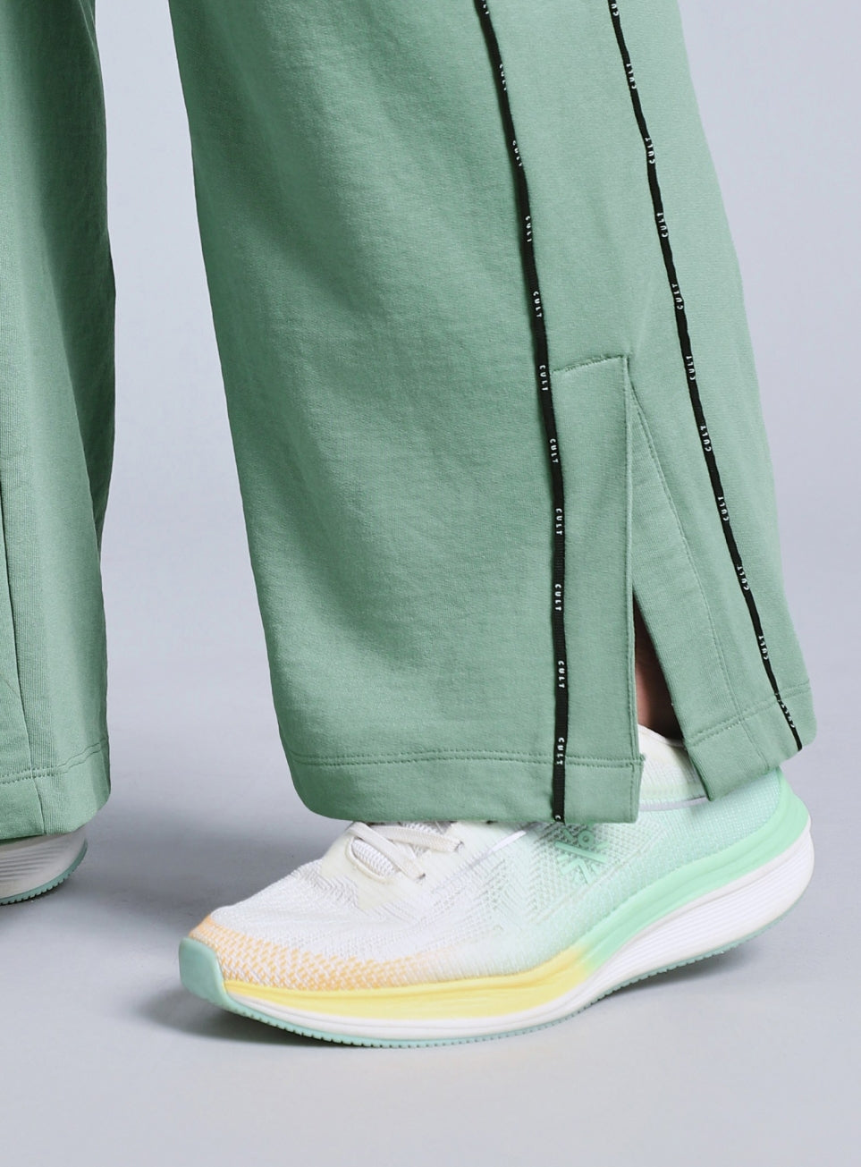 Women's Green Panelled Straight Fit Plus Size Trackpants