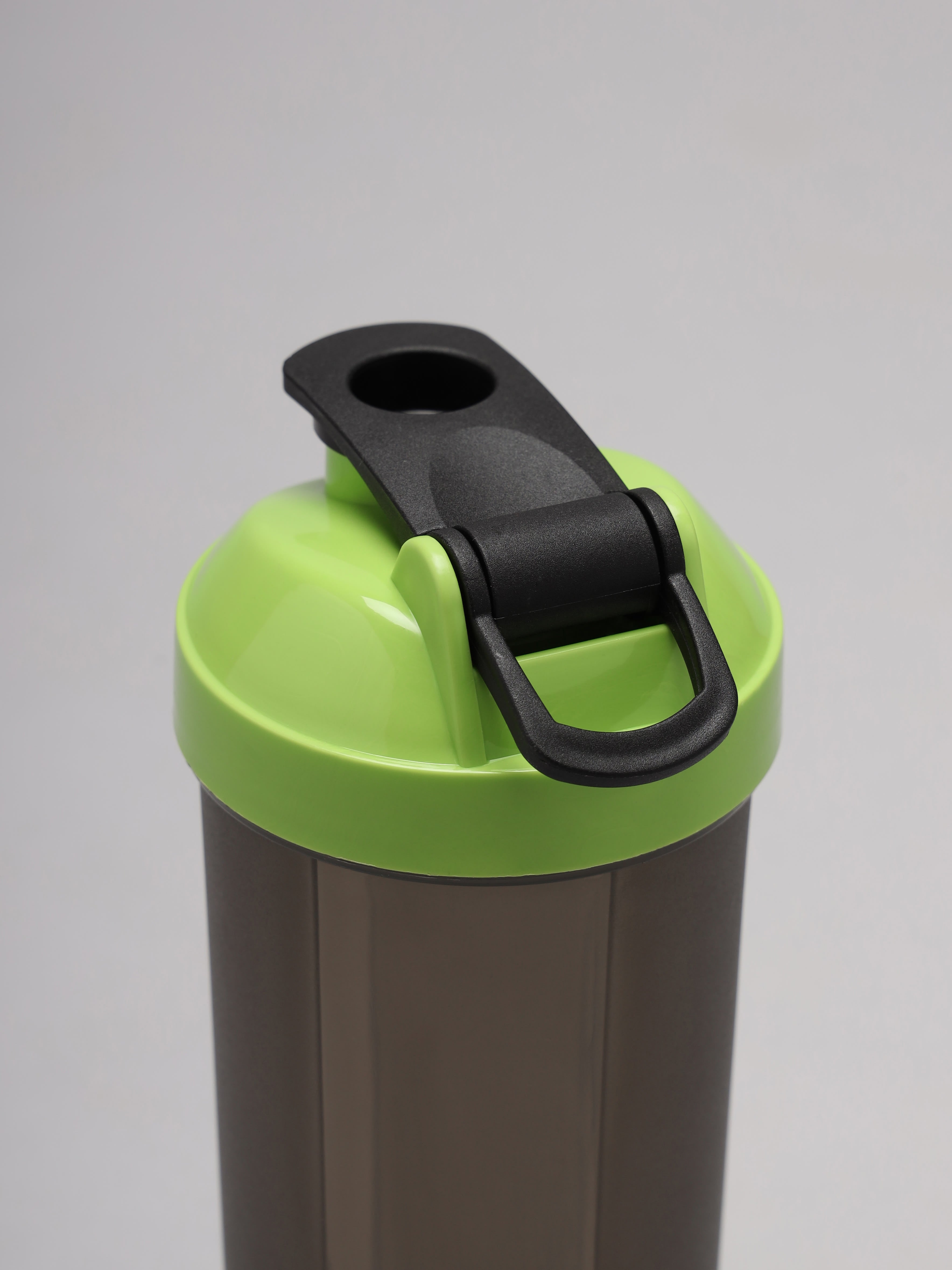 Spill Proof Flip Top Shaker with Blender Ball