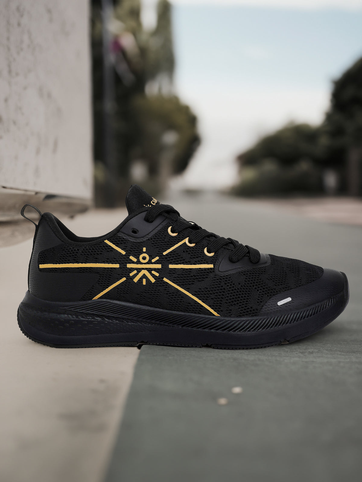 cult Flomo Men Running Shoes - Black/Gold