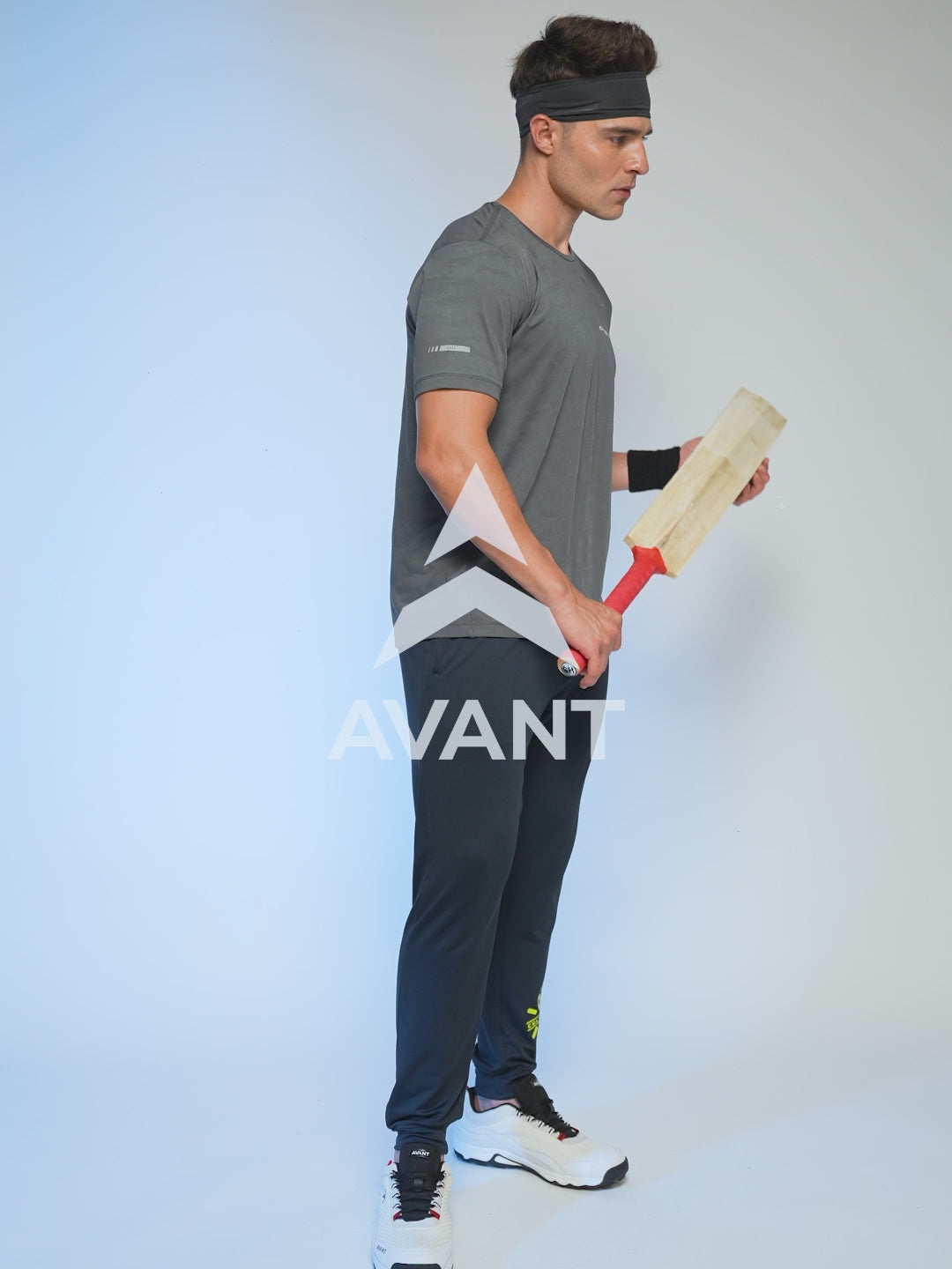 Avant Men's Striker Cricket Shoes - White /Black
